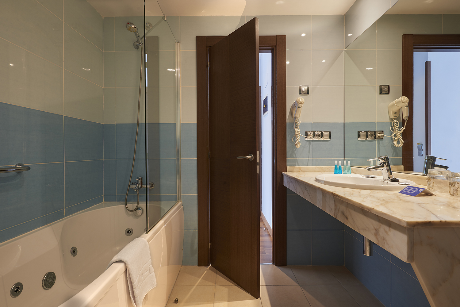 Habitacion junior suit baño hotel 40 nudos aviles asturias